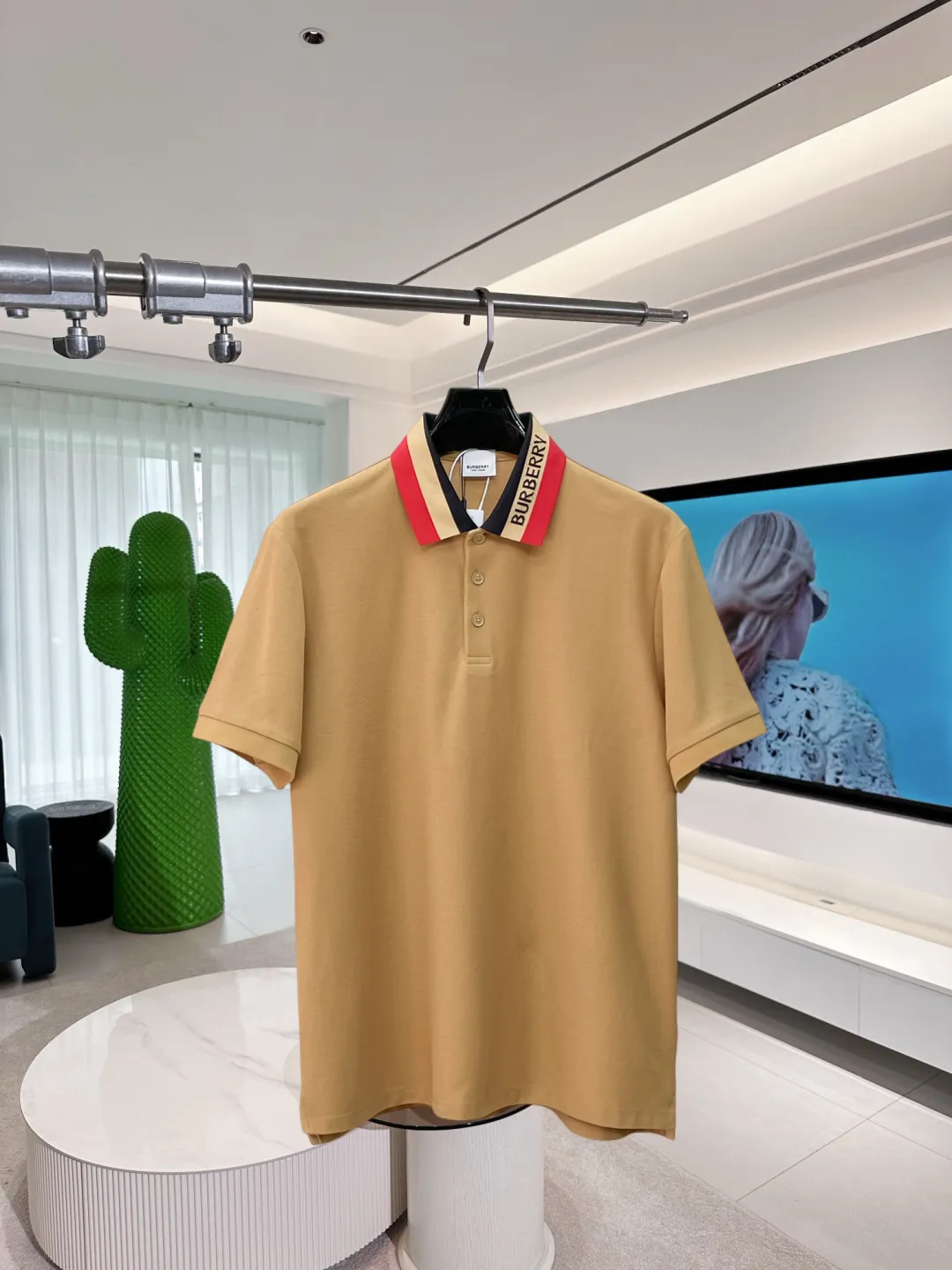 BURBERRY New Arrival Polo shirt, complete with three labels, original fabric, original customized accessories, official Same Style, using 210 grams of pure cotton pique fabric, customized same-tank dyed fabric, very comfortable and smooth to the touch, very wide and stylish, produced by a first-line brand on behalf of Factory, imported Behringer embroidery machine, embroidery is full and textured, imported Kangli direct-injection machine, printing is clear and textured, the collar rib is woven with imported yarn It will not lose shape after being worn for a long time. It is the most New Arrival style in spring and summer. It is fashionable and individual. It is super Versatile and looks good. It is very suitable for both men and women. It is a must-have for everyone. Size: S-XXL